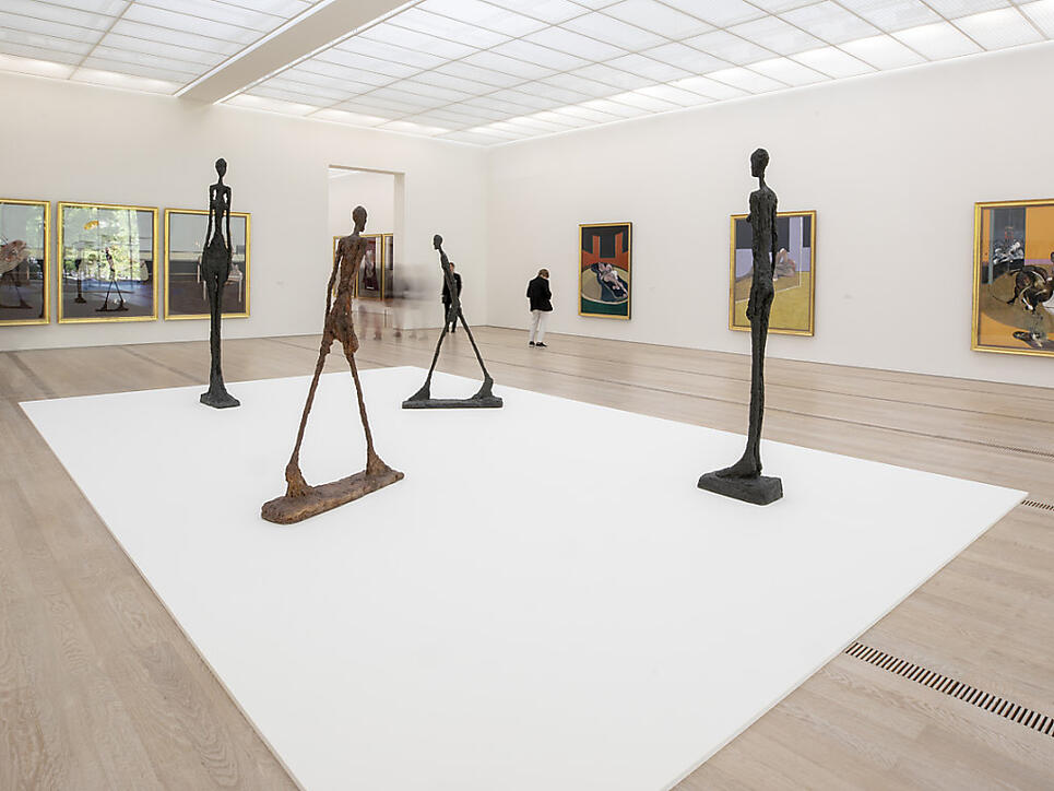 "L Homme qui marche" und andere Skulpturen von Alberto Giacometti sowie Gemälde von Francis Bacon an der Ausstellung "Bacon - Giacometti" in der Fondation Beyeler in Riehen BS.