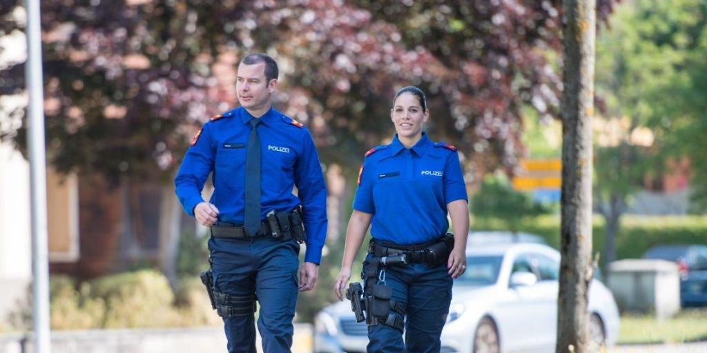 Zahlreiche Deutschschweizer Polizeikorps testen ab Juli neue Uniformen.