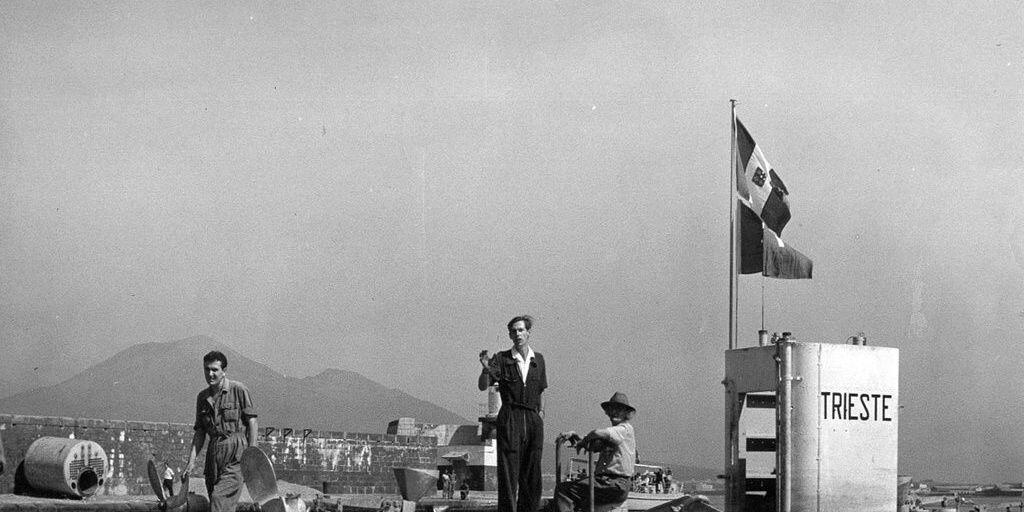 Das "Bathyscaphe" Trieste 1953 bei einem Testtauchgang nahe Neapel. Piccard sitzend rechts. (Archivbild)