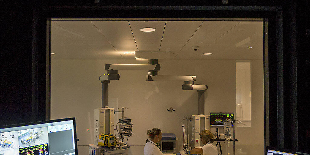 In einer simulierten Notaufnahme im Schweizer Institut f&uuml;r Rettungsmedizin (Sirmed) wird eine Unfallpuppe versorgt. Hinter einer Spiegelscheibe versteckt, schaut der &Uuml;bungsleiter zu und steuert das Szenario.