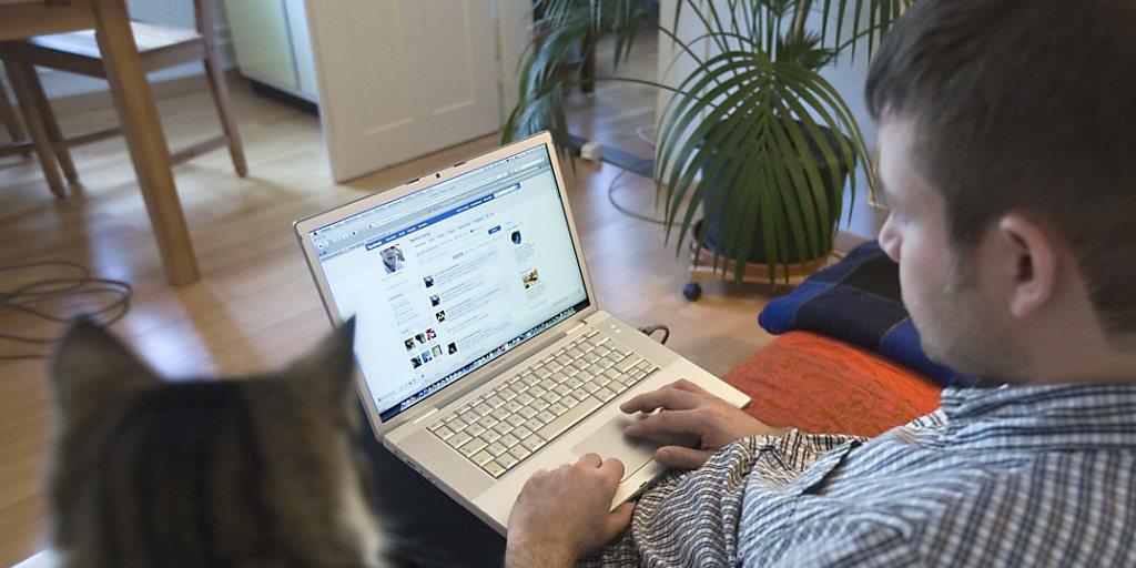 Damit frisch Getrennte auf Facebook befreundet bleiben können und trotzdem Abstand gewinnen, testet Facebook eine neue Software. (Symbolbild)
