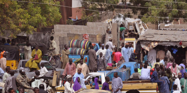 Kampf gegen Boko Haram: Soldaten, l., bei einer Patrouille (Archiv)