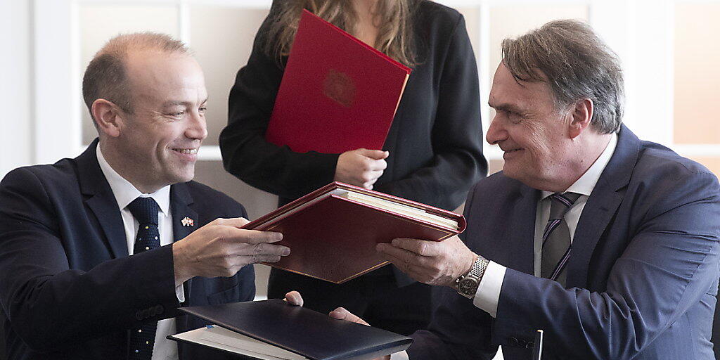 Staatssekretär Mario Gattiker (rechts) und sein britischer Amtskollege Christopher Heaton-Harris unterzeichnen in Bern ein Abkommen, das nach dem Brexit die Aufenthaltsrechte von Schweizer Bürgern in Grossbritannien und britischen Bürgern in der Schweiz sichert. Staatssekretär Mario Gattiker (rechts) und sein britischer Amtskollege Christopher Heaton-Harris unterzeichnen in Bern ein Abkommen, das nach dem Brexit die Aufenthaltsrechte von Schweizer Bürgern in Grossbritannien und britischen Bürgern in der Schweiz sichert.