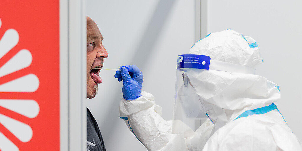 Ein Urlauber macht im neuen Covid-19 Testzentrum am Flughafen einen Coronatest. Foto: Rolf Vennenbernd/dpa