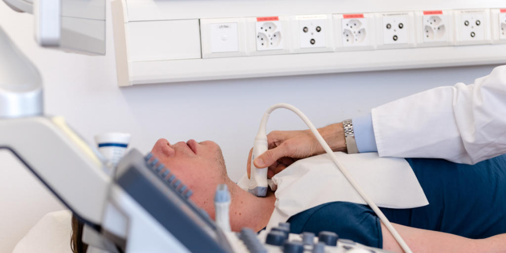 Bei Vorsorgeuntersuchungen können teils harmlose Geschwüre an der Schilddrüse zutage treten. Möglicherweise wird in der Schweiz in solchen Fällen zu oft operiert. (Symbolbild) Bei Vorsorgeuntersuchungen können teils harmlose Geschwüre an der Schilddrüse zutage treten. Möglicherweise wird in der Schweiz in solchen Fällen zu oft operiert. (Symbolbild)