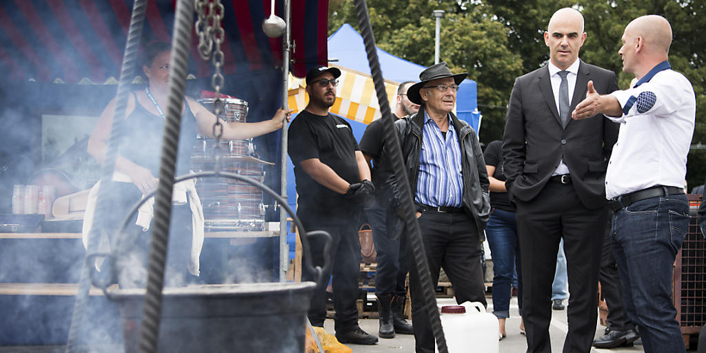 Bundesrat Alain Berset und der Präsident der Radgenossenschaft der Landstrasse, Daniel Huber, sprechen zusammen an der Feckerchilbi in Bern.