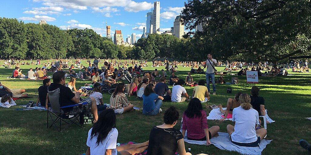 Zahlreiche Menschen haben sich im Central Park eingefunden, um eine vom Club «Stand Up NY» organisierte Veranstaltung anzusehen. Foto: Christina Horsten/dpa