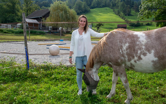 Interview mit Susi Erne und betroffener Mutter: Was würde das Aus der Reittherapie für betroffene Kinder bedeuten? Ausserdem wollen sie eine Unterschriftenaktion starten