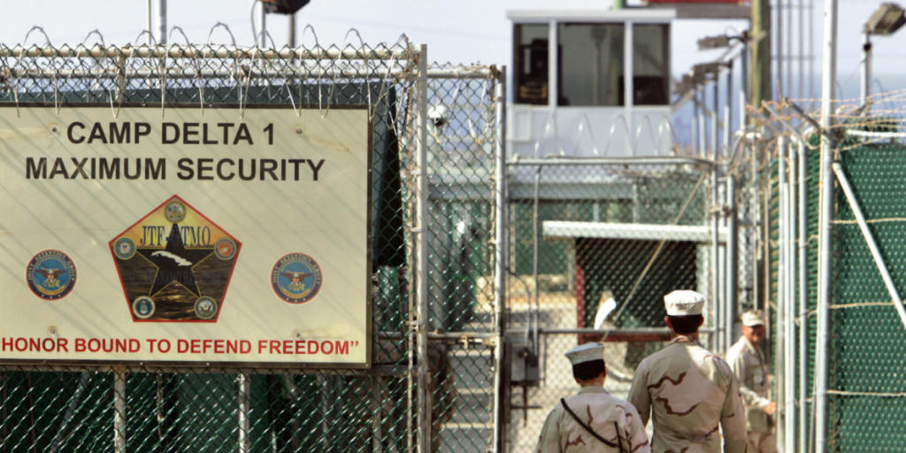Das umstrittene Gefangenenlager auf einem US-Militärstützpunkt in Kuba.(Archiv) US-Präsident Obama möchte das Lager schliessen. Zwei der Insassen wurden nach Ghana überstellt.