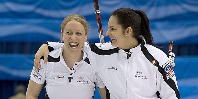 Irene Schori (links) und Binia Feltscher im höchsten Glück