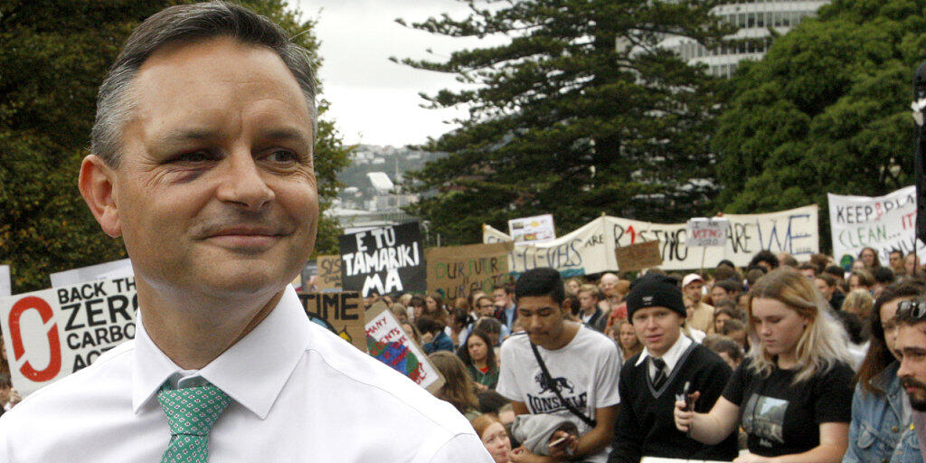 In Neuseeland hat am Freitag der weltweite Aktionstag für mehr Klimaschutz begonnen - der neuseeländische Klimawandel-Minister James Shaw unterstützte die Demonstration von Jugendlichen in Wellington.