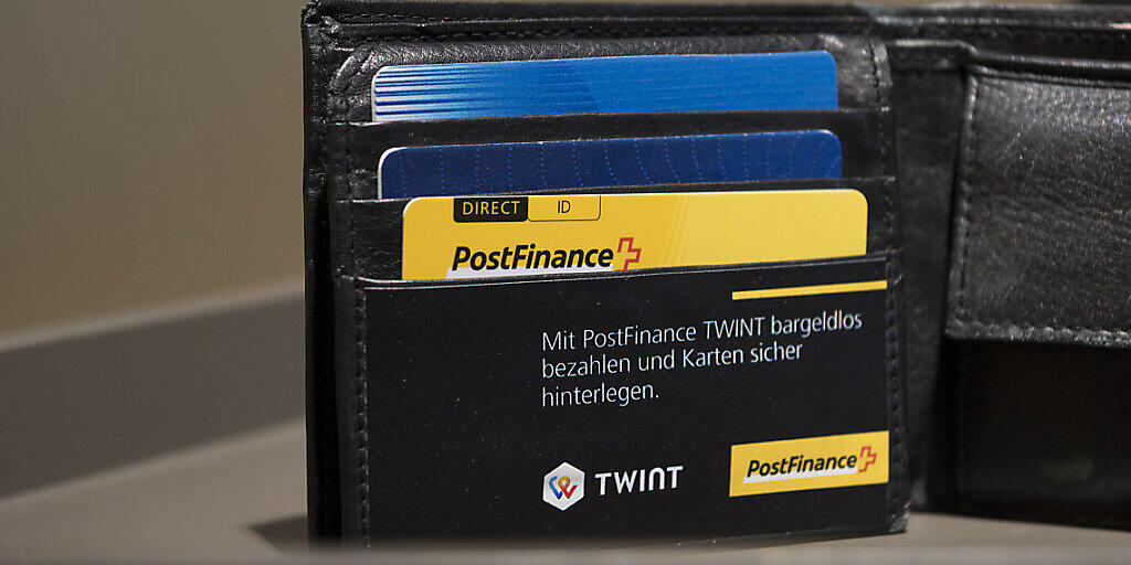 Schweizer Unternehmen können ihren Kunden künftig die Zahlung mit der Post-Karte ermöglichen, ohne dass die Firma ein Konto bei der PostFinance hat. (Symbolbild)
