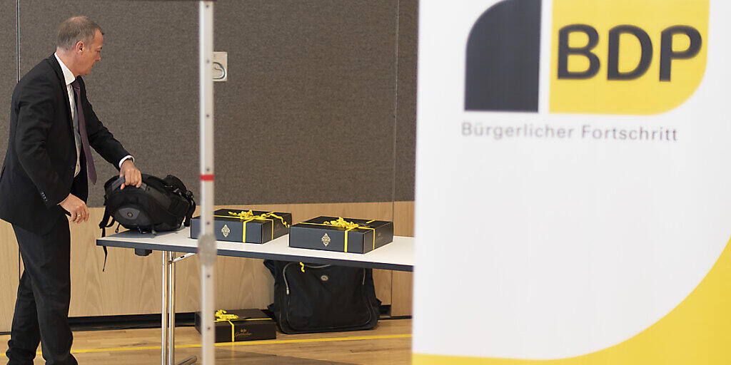 BDP-Parteipräsident Martin Landolt packt seinen Rucksack an der Delegiertenversammlung der Partei im November 2019. (Archivbild)