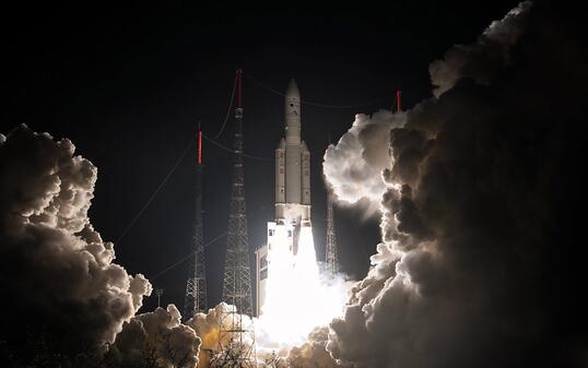 Die "Ariane 5"-Rakete hob vom europäischen Weltraumbahnhof Kourou in Französisch-Guyana ab. (Archivbild)