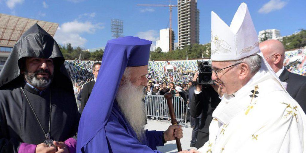 Papst Franziskus begrüsst orthodoxe Kleriker, die an seiner Messe im Micheil-Meschi-Stadion von Tiflis teilnahmen.
