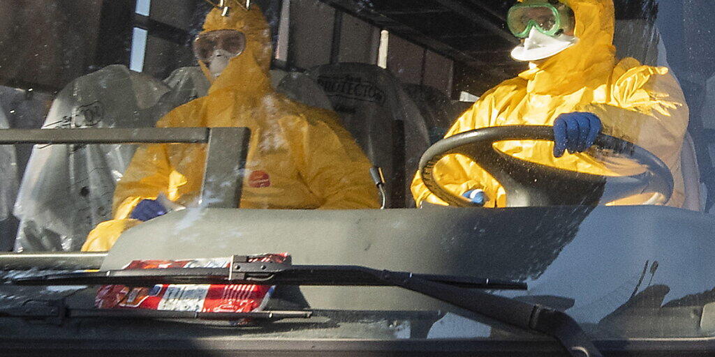 Italienische Touristen aus dem Coronavirus-Gebiet werden mit Lastwagen in Quarantäneunterkünfte bei Rom gebracht. (Archivbild)