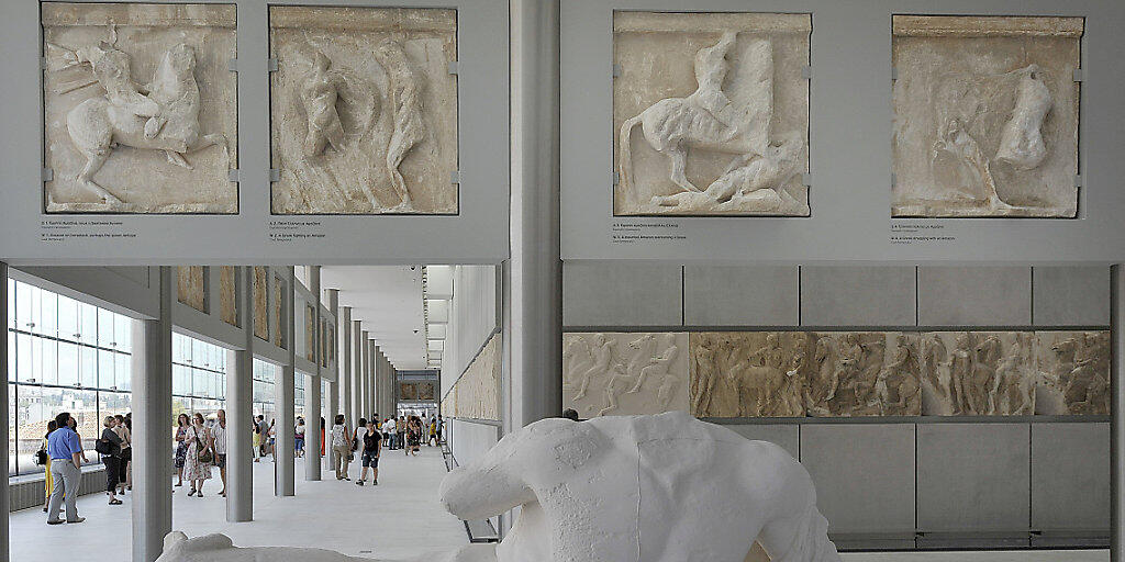 Die Parthenon Galerie im neuen Akropolis Museum wurde vom Schweizer Architekten Bernard Tschumi entworfen. Aber Teile des berühmten Frieses sind Nachbildungen aus Gips, weil die Originale seit 200 Jahren in London sind. (Archivbild)