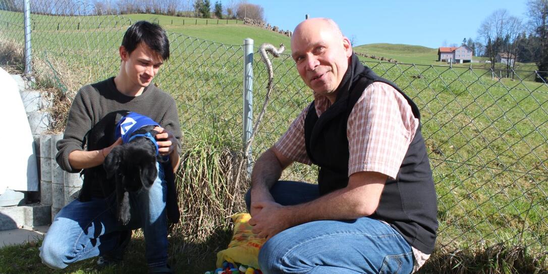 Robin und Martinus Aarts (v. l.) sammeln Plastikdeckel, um die Ausbildung von Blindenführhunden zu unterstützen. Eine Aktion, die 2019 in der Schweiz und Liechtenstein erfolgreich angelaufen ist. 	Bild: zvg