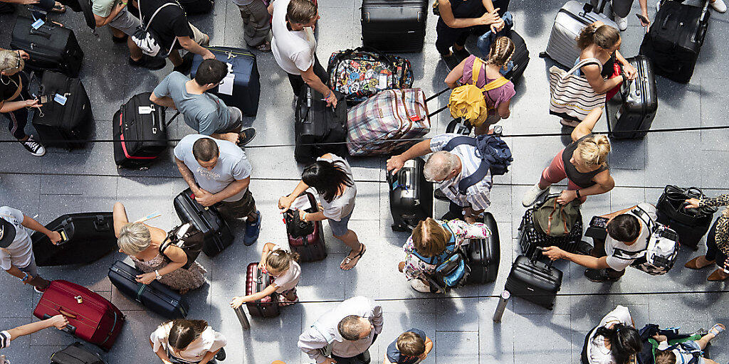 Mehr mehr Menschen können sich Flugreisen leisten. Ein Durchschnittsbürger steigt im Schnitt alle 22 Monate in ein Flugzeug. (Themenbild)