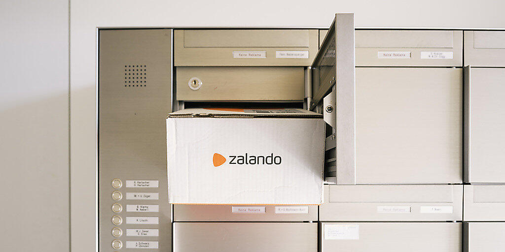 Der Online-Versandhändler Zalando rechnet für das laufende Jahr wegen den anhaltend hohen Temperaturen mit weniger Gewinn. (Archivbild)