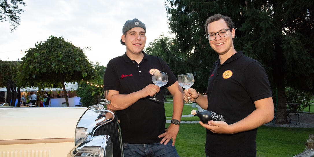 #näherdran Mauren: Gin-Fest beim Verein S'Loch. Andi Gassner und Dominik Hasler. #näherdran Mauren: Gin-Fest beim Verein S'Loch. Andi Gassner und Dominik Hasler.