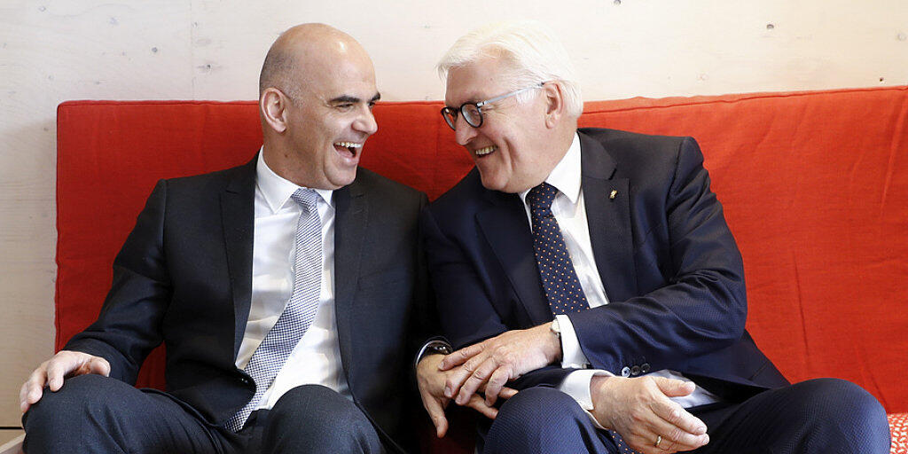 Gut gelaunt: Die Bundespräsidenten der Schweiz und Deutschlands, Alain Berset (l.) und Frank-Walter Steinmeier (r.), auf einer Couch im Solarhaus &bdquo;NeighbourHub" im Freiburger Innovationsquartier Bluefactory. Steinmeier schloss am Donnerstag seinen zweitägigen Staatsbesuch in der Schweiz ab.