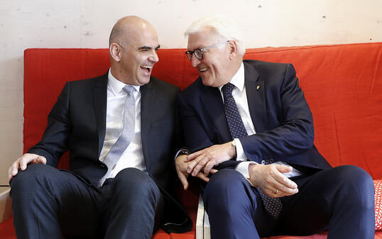 Gut gelaunt: Die Bundespräsidenten der Schweiz und Deutschlands, Alain Berset (l.) und Frank-Walter Steinmeier (r.), auf einer Couch im Solarhaus &bdquo;NeighbourHub" im Freiburger Innovationsquartier Bluefactory. Steinmeier schloss am Donnerstag seinen zweitägigen Staatsbesuch in der Schweiz ab.