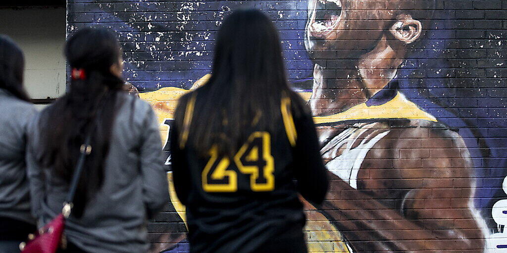 Fans nehmen in Los Angeles Abschied von der Basketball-Legende Kobe Bryant. (Archivbild)