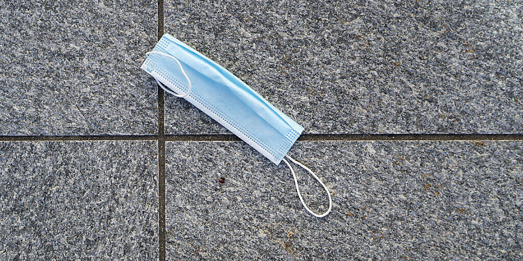 Im Tessin gilt ab Dienstag eine Maskenpflicht im Freien, wenn der Mindestabstand zu anderen Personen nicht eingehalten werden kann. (Symbolbild) Im Tessin gilt ab Dienstag eine Maskenpflicht im Freien, wenn der Mindestabstand zu anderen Personen nicht eingehalten werden kann. (Symbolbild)
