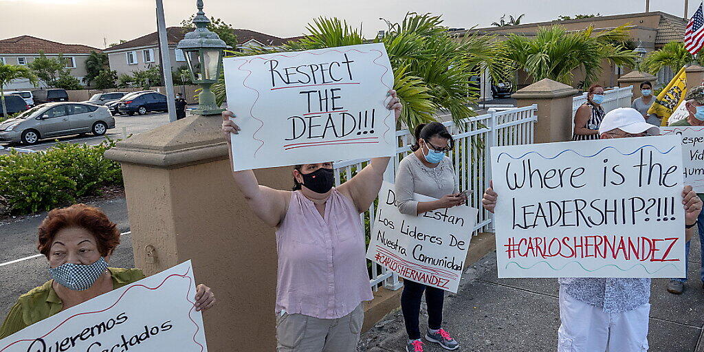 In den USA sind inzwischen mehr als 150 000 Menschen nach einer Infektion mit dem Coronavirus gestorben. Protestierende Einwohnerinnen in Florida. In den USA sind inzwischen mehr als 150 000 Menschen nach einer Infektion mit dem Coronavirus gestorben. Protestierende Einwohnerinnen in Florida.