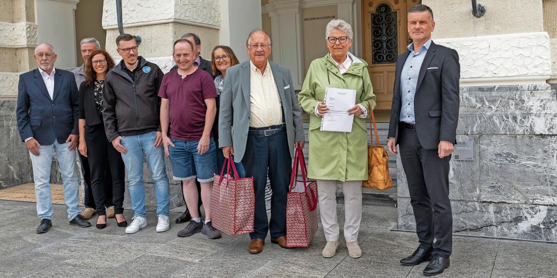 Unterschriftenübergabe Referendum Nein zum IWF-Beitritt, Vaduz Unterschriftenübergabe Referendum Nein zum IWF-Beitritt, Vaduz