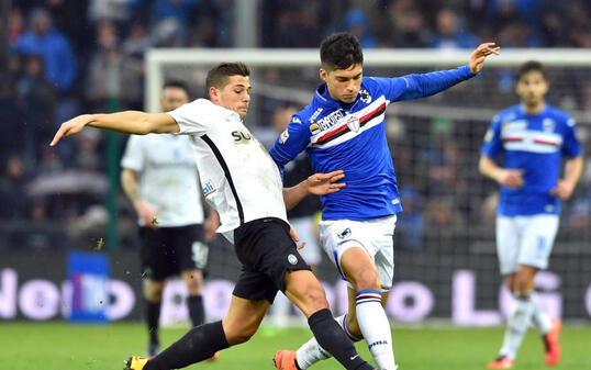 Zur Stelle: Remo Freuler (links) trennt Sampdoria Genuas Carlos Joaquin Correa sauber vom Ball