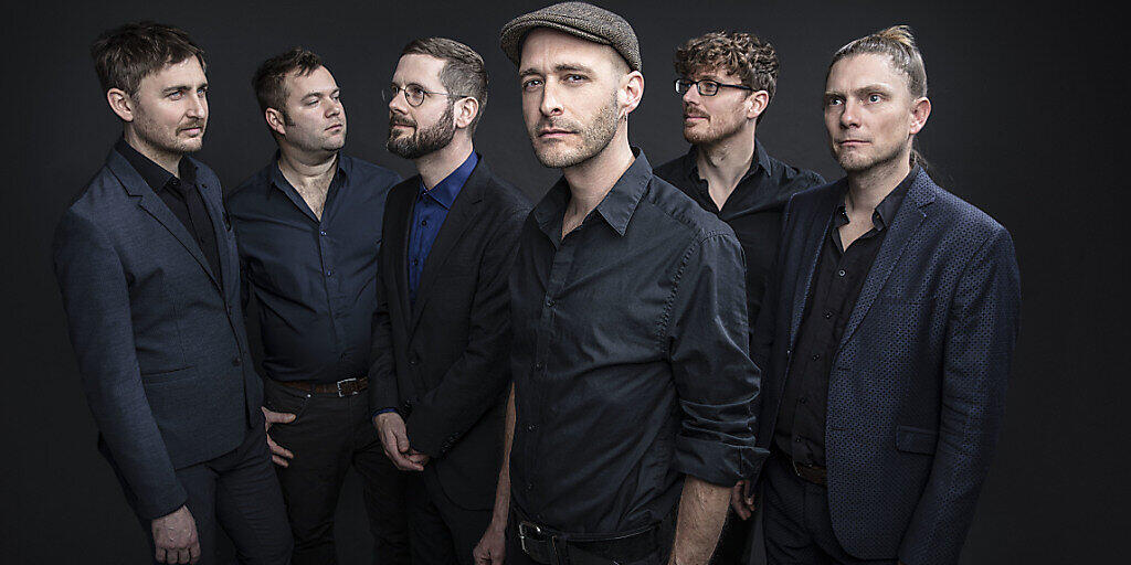 Jazzsänger Andreas Schaerer (Mitte) mit seiner Band Hildegard lernt fliegen: Das Sextett wird am diesjährigen Schaffhauser Jazzfestival auftreten - und dann im Livestream, am Radio und im Fernsehen zu hören und sehen sein. Jazzsänger Andreas Schaerer (Mitte) mit seiner Band Hildegard lernt fliegen: Das Sextett wird am diesjährigen Schaffhauser Jazzfestival auftreten - und dann im Livestream, am Radio und im Fernsehen zu hören und sehen sein.