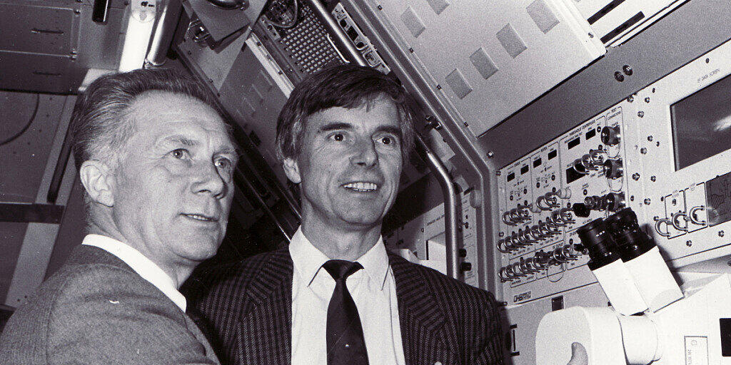Erster Deutscher im All: Sigmund Jähn (links) im Jahr 1990 mit dem Astronauten Ulf Merbold. Nun ist Jähn mit 82 Jahren verstorben.
