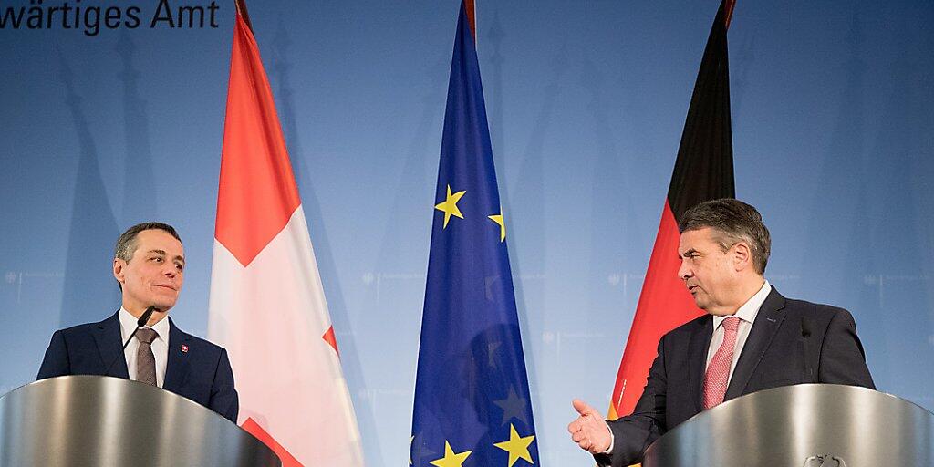 Ignazio Cassis (l.) und Sigmar Gabriel am Donnerstag in Berlin bei einer Medienkonferenz nach ihrem Treffen.