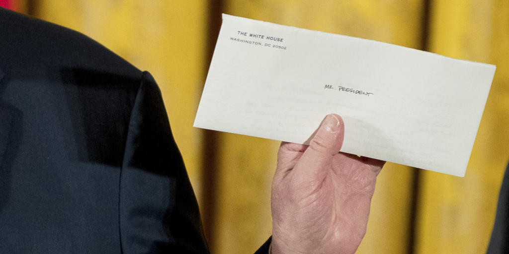 US-Präsident Donald Trump zeigt den Brief, den ihm sein Vorgänger Barack Obama geschrieben hat.