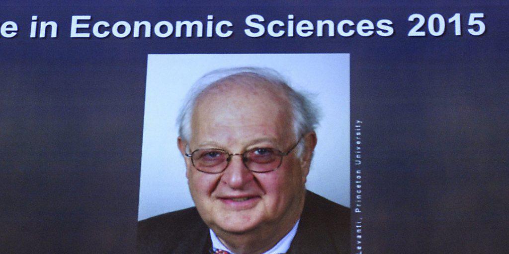 Freut sich darauf, den Nobelpreis für Wirtschaft für seine Forschungen zu Konsum, Armut und Wohlfahrt im Dezember entgegen nehmen zu dürfen: Der britisch-amerikanische Ökonom Angus Deaton. Freut sich darauf, den Nobelpreis für Wirtschaft für seine Forschungen zu Konsum, Armut und Wohlfahrt im Dezember entgegen nehmen zu dürfen: Der britisch-amerikanische Ökonom Angus Deaton.