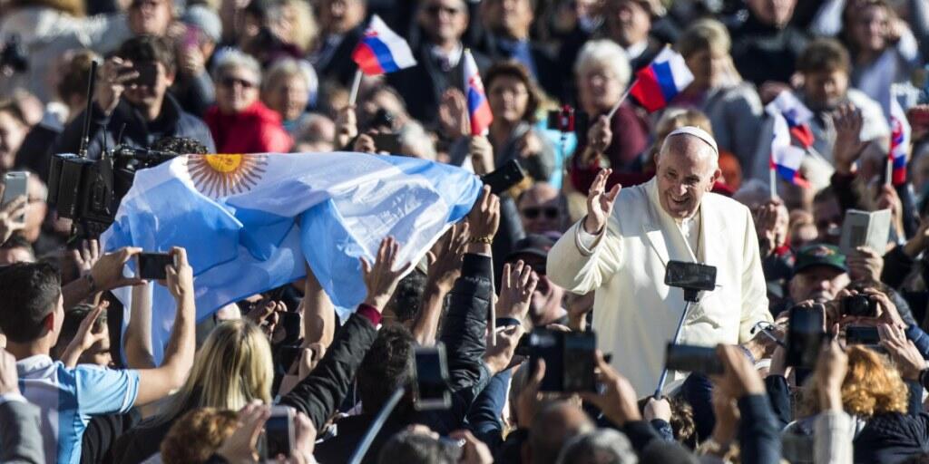 Der Papst inmitten von Gläubigen - und Handys. An seiner Audienz rief er die Gläubigen auf, während des Gottesdienstes nicht ihre Handys zu zücken.