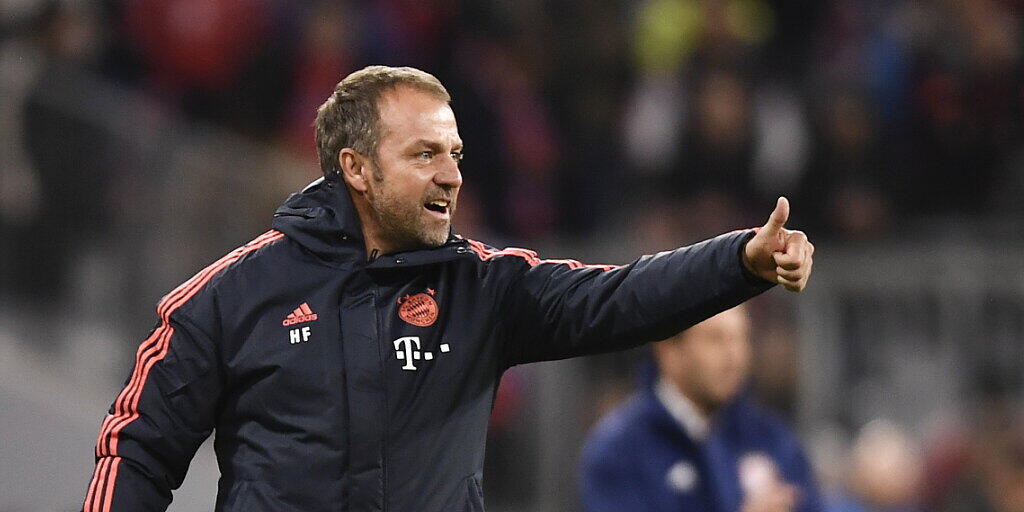 Daumen hoch bei Hansi Flick: Der Bayern-Coach startet mit einem Sieg in seinen neuen Job