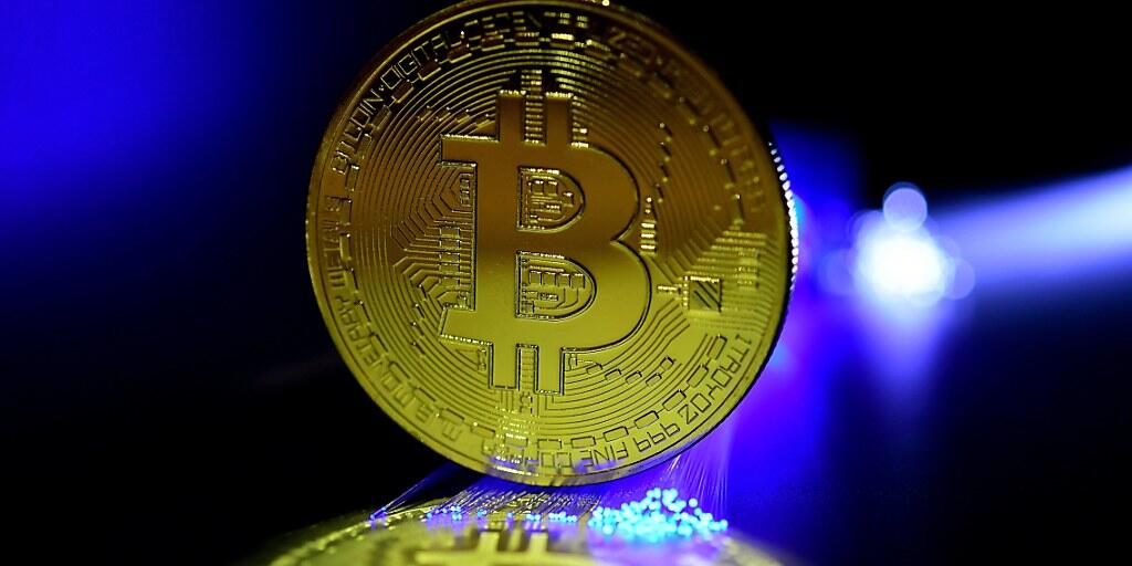 Der Bitcoin kostete am Dienstag noch 13'450 Dollar, nachdem er zuvor auf dem Rekordstand von 20'000 war. (Symbol)