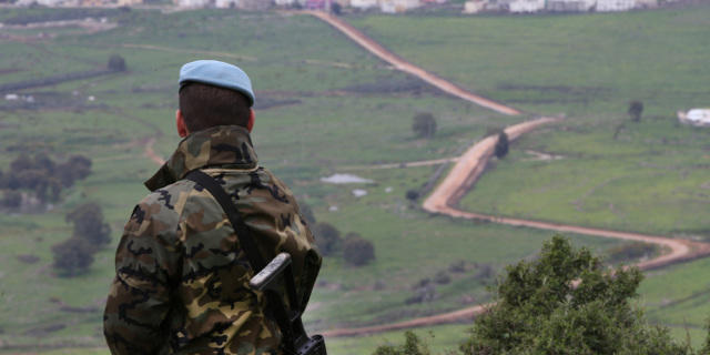 Ein Blauhelmsoldat an der Grenze zwischen Libanon und Israel