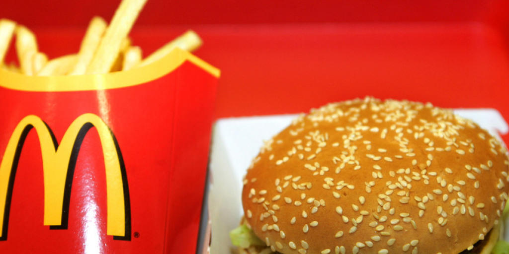 Die Geschäfte der US-Fastfood-Kette McDonald's liefen im vierten Quartal zwar besser als erwartet. Dennoch resultierte ein Minus bei Umsatz und Gewinn. (Archiv)