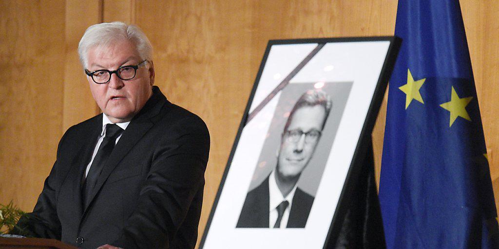 Aussenminister Steinmeier nannte Westerwelle an der Trauerfeier einen Menschen mit ausgeprägter "menschlichen Sensorik". Aussenminister Steinmeier nannte Westerwelle an der Trauerfeier einen Menschen mit ausgeprägter "menschlichen Sensorik".