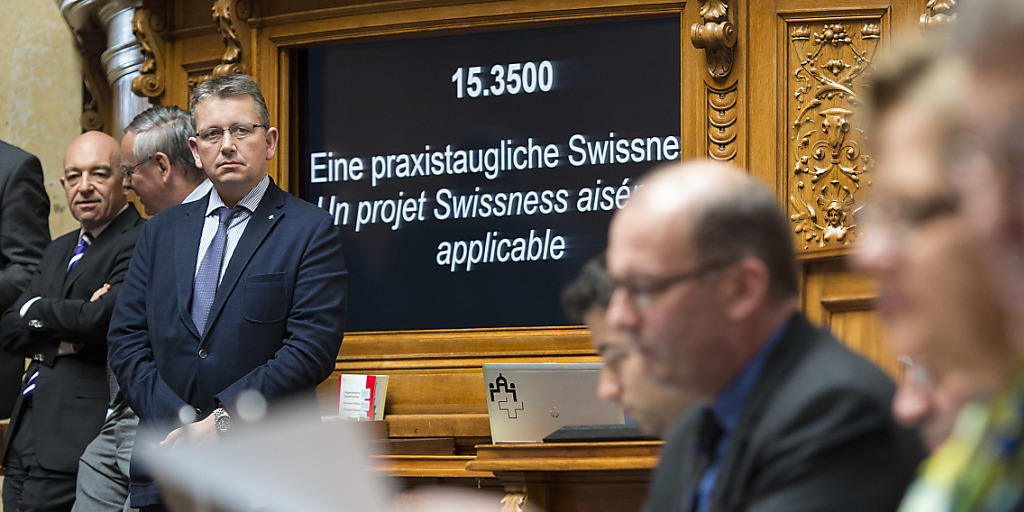 Nationalräte verfolgen die Swissness-Debatte.
