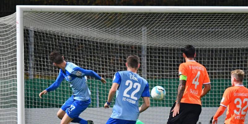 Nico Hillenbrand (links) schiesst Astoria Walldorf mit seinem Treffer in der 32. Minute ins Glück