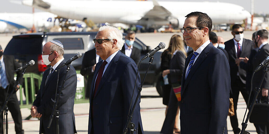 Die Delegation um US-Finanzminister Steve Mnuchin (r) am Flughafen Ben Gurion. Foto: Ronen Zvulun/Pool Reuters/AP/dpa Die Delegation um US-Finanzminister Steve Mnuchin (r) am Flughafen Ben Gurion. Foto: Ronen Zvulun/Pool Reuters/AP/dpa