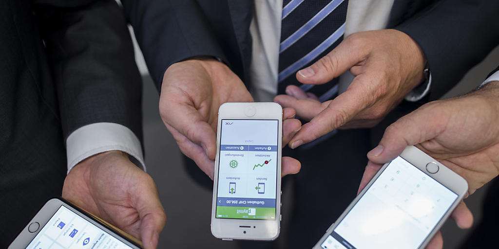 Martin Loosli, Zürcher Kantonalbank, von links, Pedro Deserrano, SIX, und Andreas Kubli, UBS, präsetieren die Bezahl-App "Paymit" an einer Medienkonferenz in Zürich.