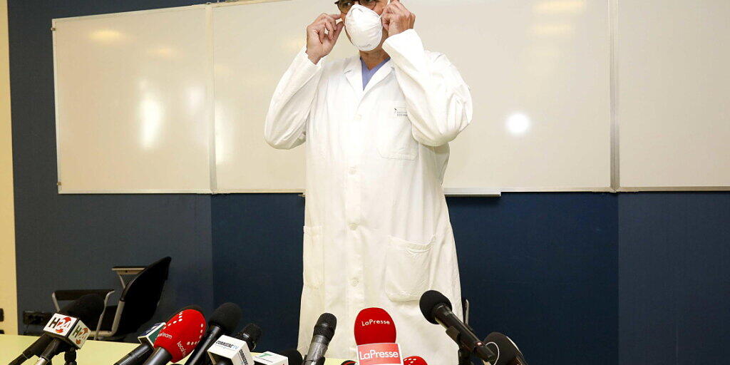 Professor Alberto Zangrillo hatte an einer Medienkonferenz über den Gesundheitszustand des im Spital San Raffaele in Mailand untergebrachten früheren Regierungschef Silvio Berlusconi orientiert. (Archivbild) Professor Alberto Zangrillo hatte an einer Medienkonferenz über den Gesundheitszustand des im Spital San Raffaele in Mailand untergebrachten früheren Regierungschef Silvio Berlusconi orientiert. (Archivbild)