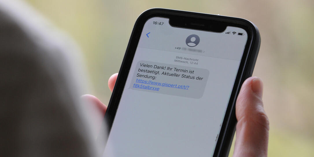Betrugs-SMS auf einem Smartphone Betrugs-SMS auf einem Smartphone