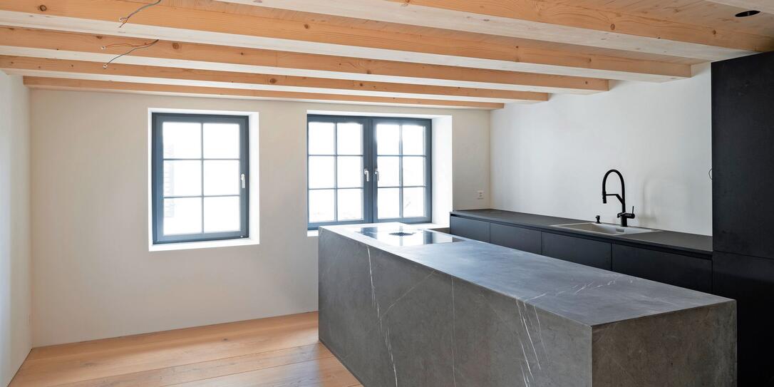 HAUS, WOHNHAUS, WOHNUNG, GENERATIONENHAUS, MEHRGENERATIONENHAUS, BAUEN, UMBAU, RENOVATION, RENOVIERUNG, UMBAU, SANIERUNG, UMNUTZUNG, FENSTER, HOLZDECKE, HOLZVERKLEIDUNG, KUECHE, KUECHENZEILE,
